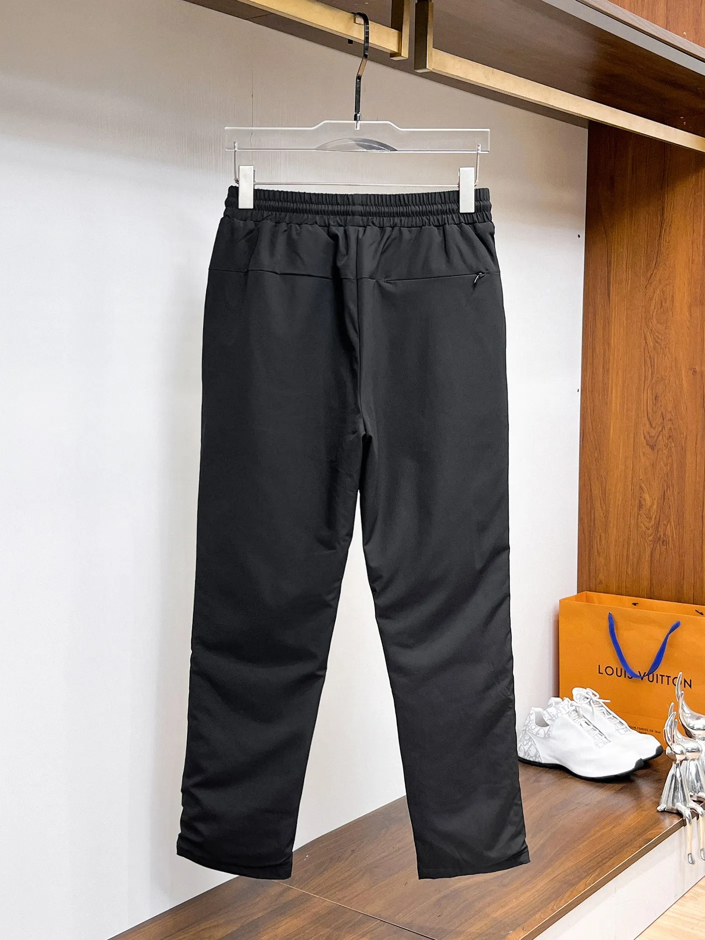 P490 Big Goose🇨🇦 🔥50ss thickened warm down pants, a new autumn and winter product, are here. 🌹Winter essential outdoor windproof, lockable and warm. Made of professional-grade outdoor windproof, waterproof and breathable fabric. Lining is filled with %90 white duck down. Lightweight design. Lightweight and warm. Seamless gluing process on the inside. Made of light and gall-free anti-drilling fabric to effectively prevent velvet running. Original hardware accessories Classic logo matching, simple and versatile, the upper body is stylish and not bloated, the same style for men and women! Size: M-3XL.